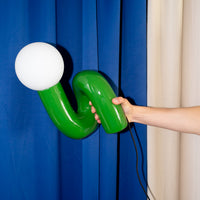 Snake Lampe Grün von GLOW UP STUDIO – Lifestyle Setting im Retro-Wohnzimmer