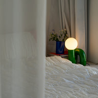Snake Lampe Grün auf Nachttisch – 60s Retro Tischlampe in modernem Interieur