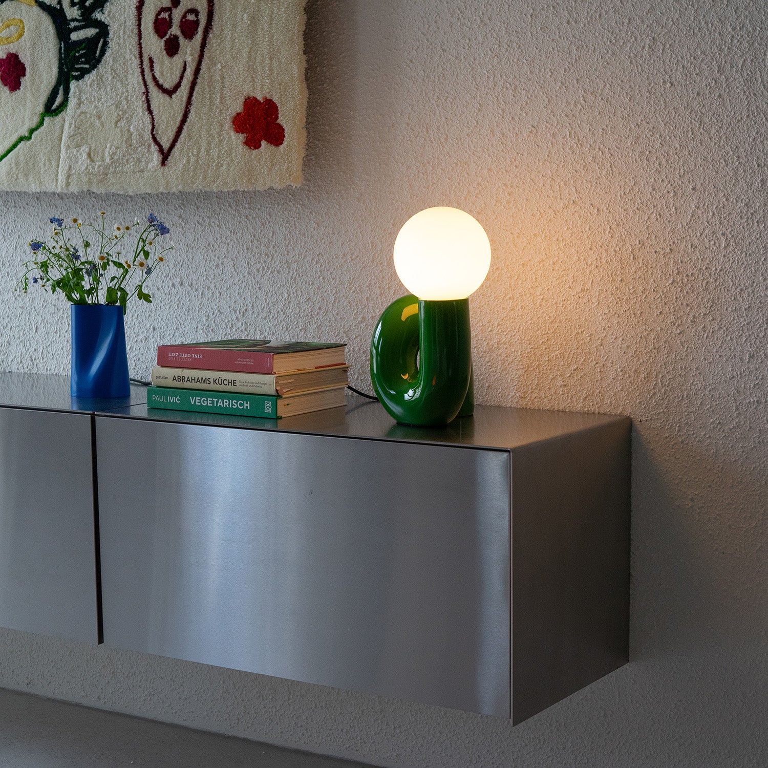 Grüne Snake Lampe eingeschaltet – Retro Design von GLOW UP STUDIO