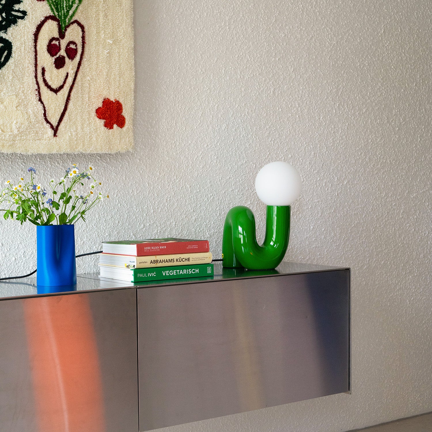 Snake Lampe Grün Detailaufnahme – geschwungene Form mit runder Glaskugel