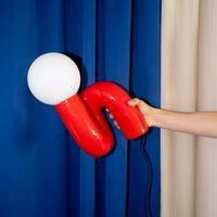 Rote Snake Lampe Detailansicht – geschwungene Form in rotem Hochglanzlack von GLOW UP STUDIO