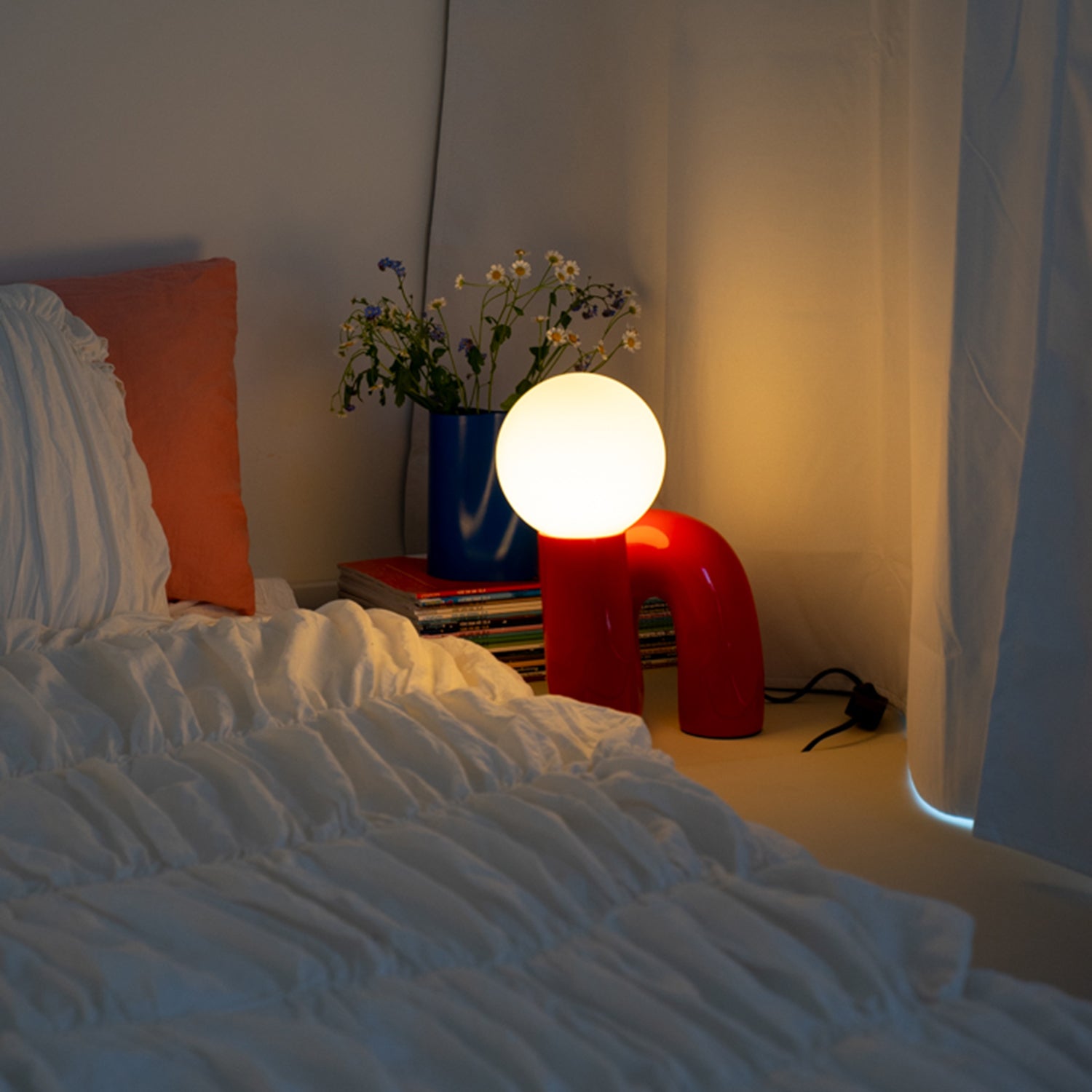 Snake Lampe Rot auf Nachttisch – dezente Retro Leuchte im 60s Design