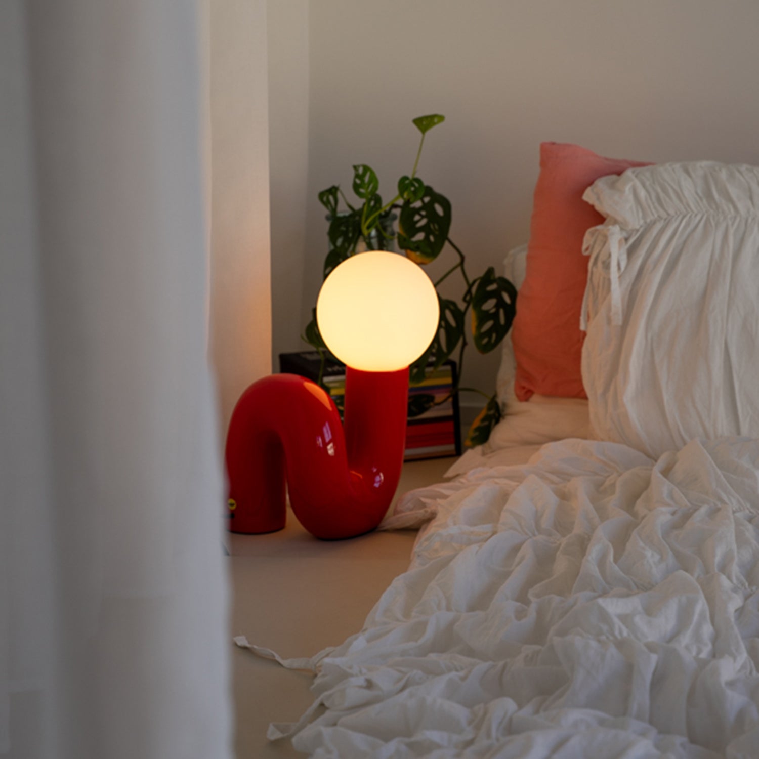 Rote Snake Tischlampe von GLOW UP STUDIO – geschwungene Form im 60er Retro Design mit runder Glaskugel