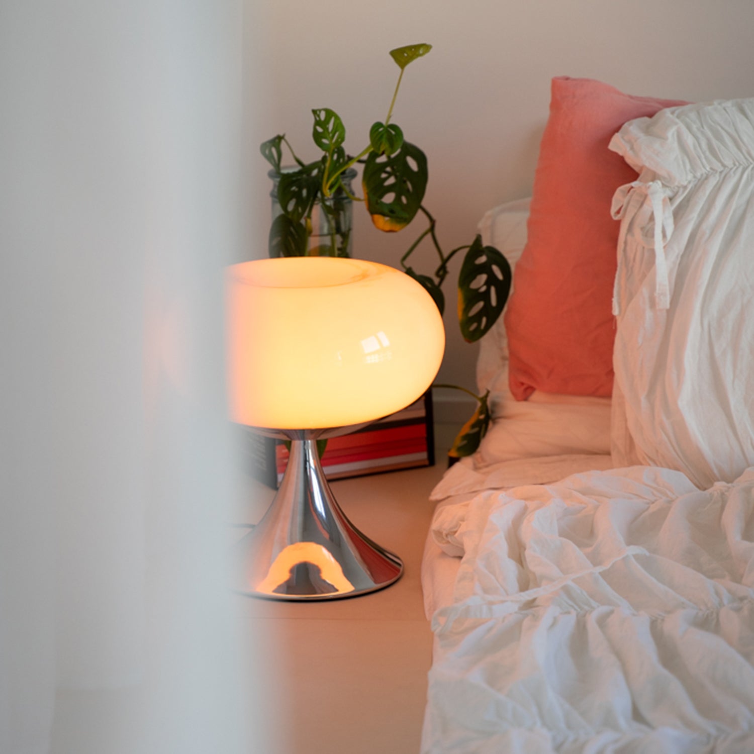 Rosa Donut Tischlampe von GLOW UP STUDIO – Retro Lampe mit Chromfuß im 60er Mid-Century Design