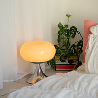 Gelbe Donut Lampe auf Nachttisch im Schlafzimmer – warmes Licht im Retro-Look