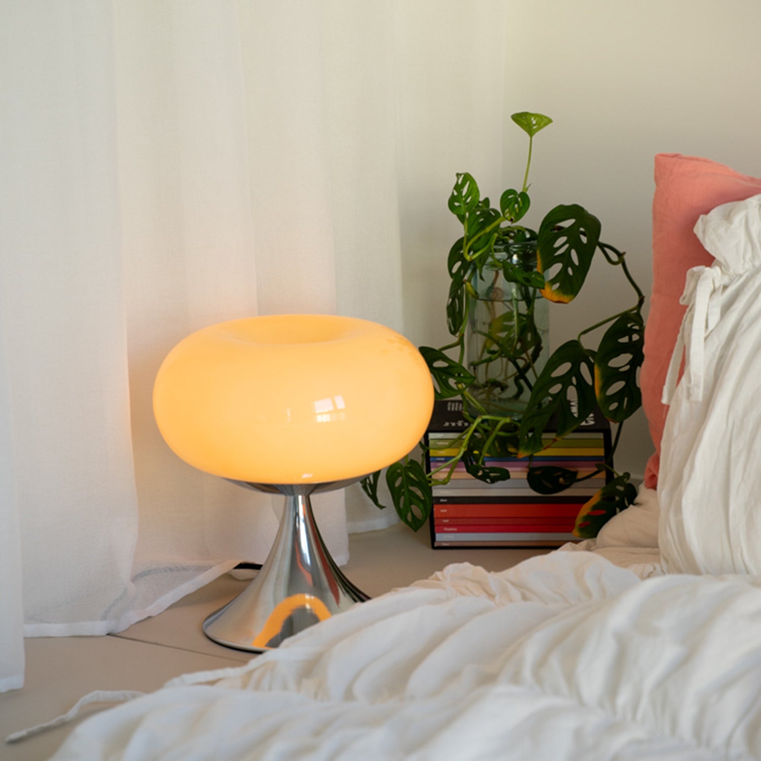 Gelbe Donut Lampe auf Nachttisch im Schlafzimmer – warmes Licht im Retro-Look
