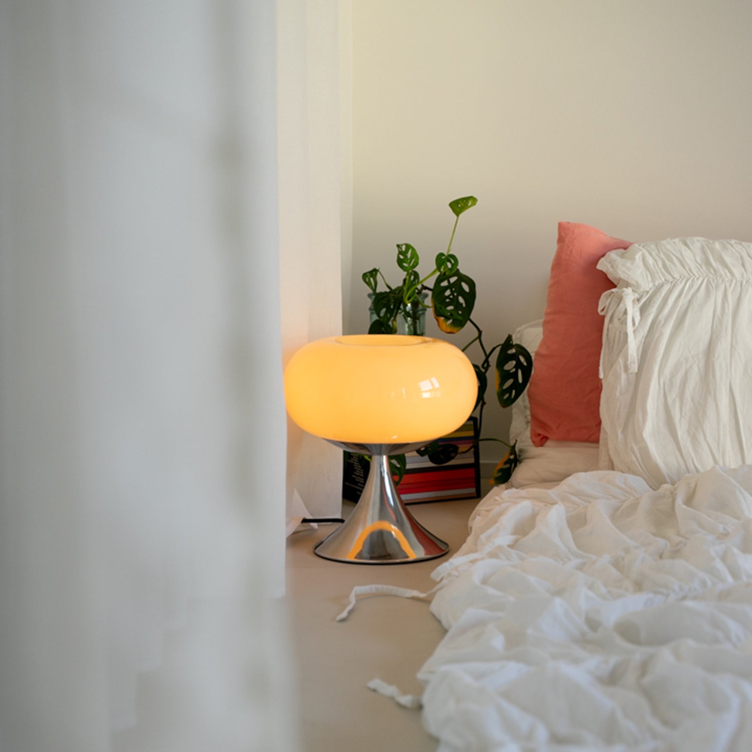Donut Lampe Gelb ausgeschaltet – Space Age Tischlampe im Schlafzimmer-Ambiente