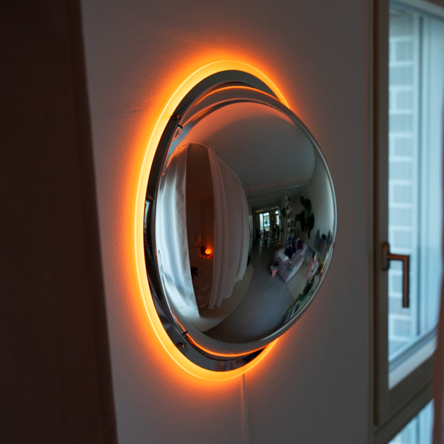 BUBBLE Wandlampe mit Aura-Glow neben Fenster – Wohnzimmer-Spiegelung im Konvexspiegel