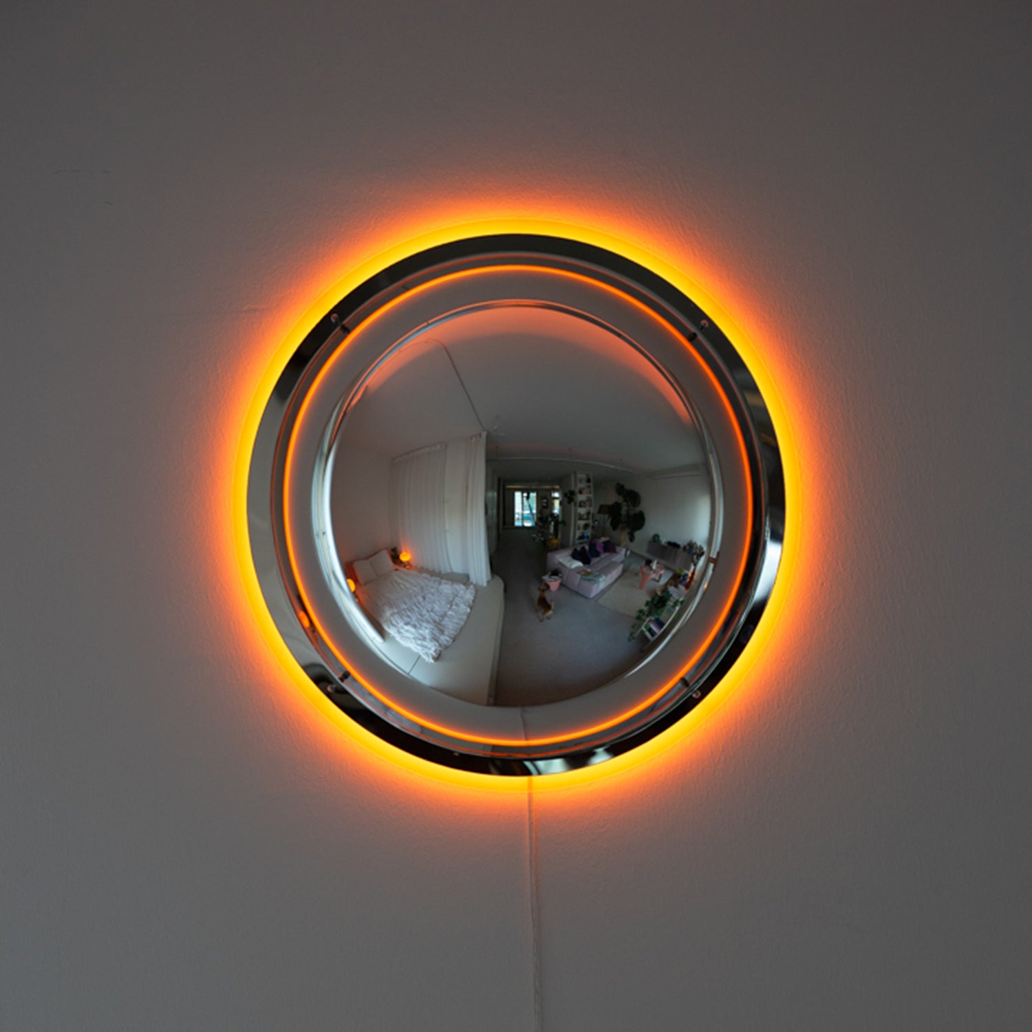 BUBBLE Wandlampe mit leuchtendem Halo-Effekt – Panorama-Spiegelung des Wohnzimmers
