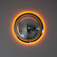 BUBBLE Wandlampe mit leuchtendem Halo-Effekt – Panorama-Spiegelung des Wohnzimmers