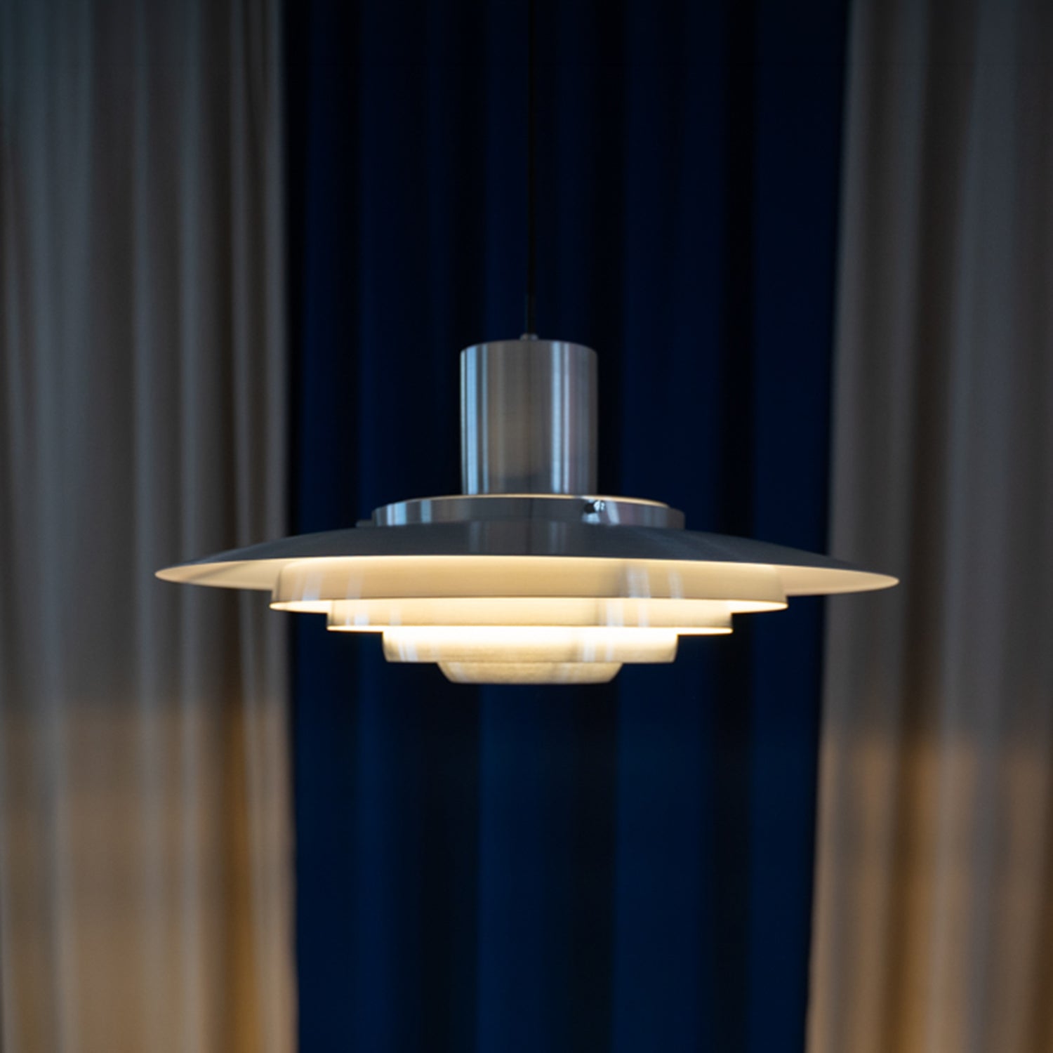UFO Hängelampe von GLOW UP STUDIO – ikonische Space Age Pendelleuchte aus Aluminium im 60er Design