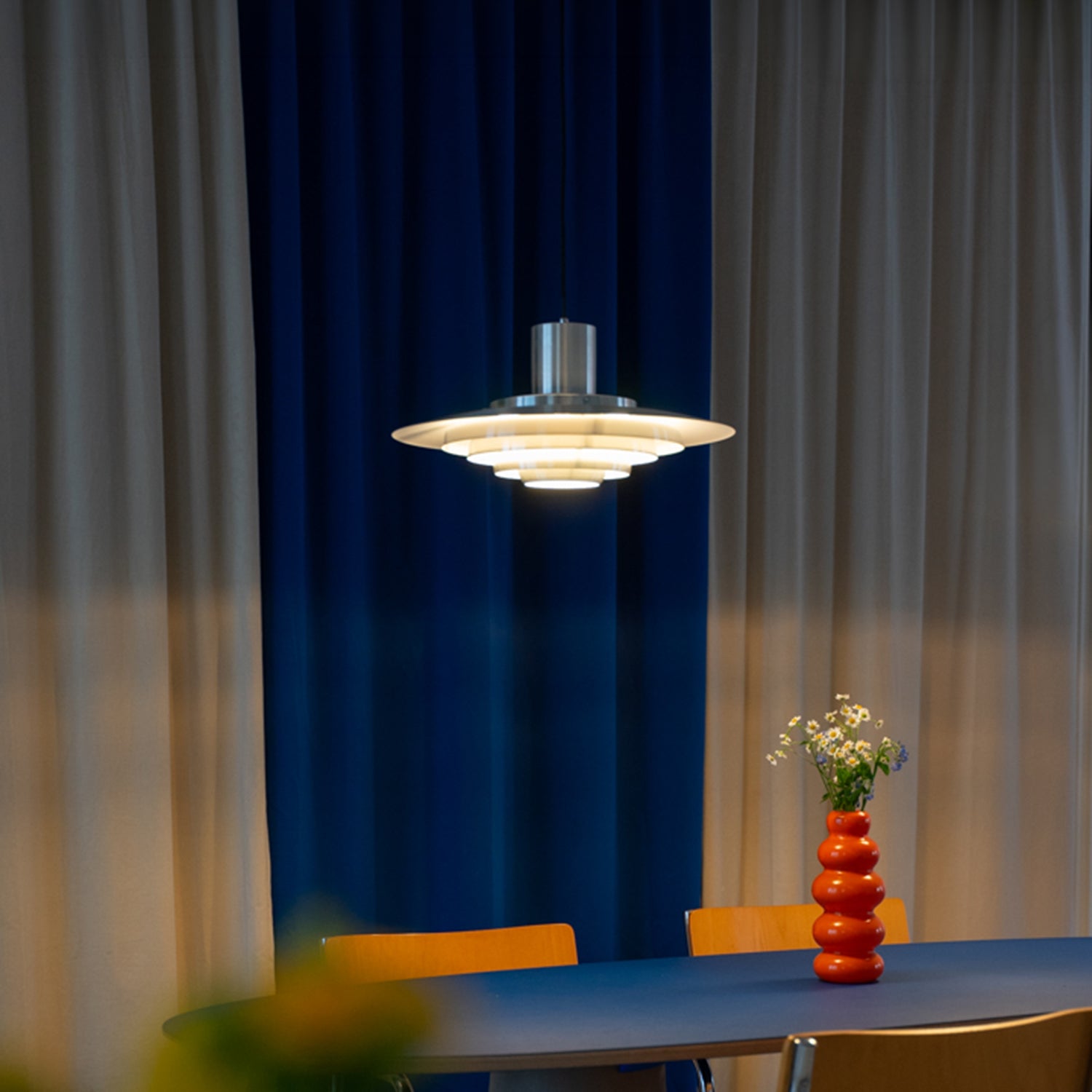 UFO Lampe Detailansicht – gebürstetes Aluminium mit gestufter Reflektorform im Retro-Design