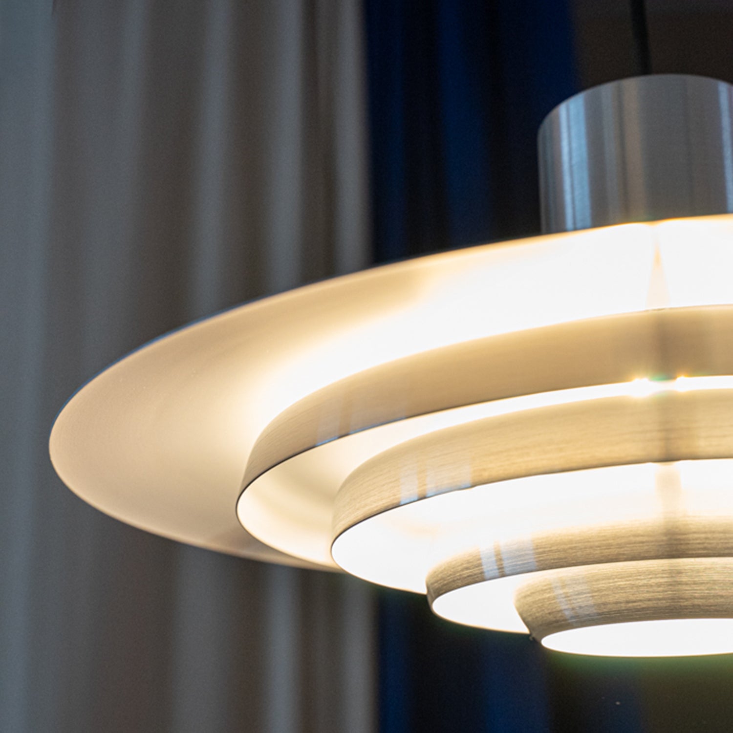 UFO Pendelleuchte leuchtend – warmes Licht im Space Age Stil, Wohnzimmer-Setting