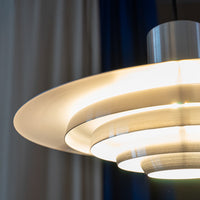 UFO Pendelleuchte leuchtend – warmes Licht im Space Age Stil, Wohnzimmer-Setting