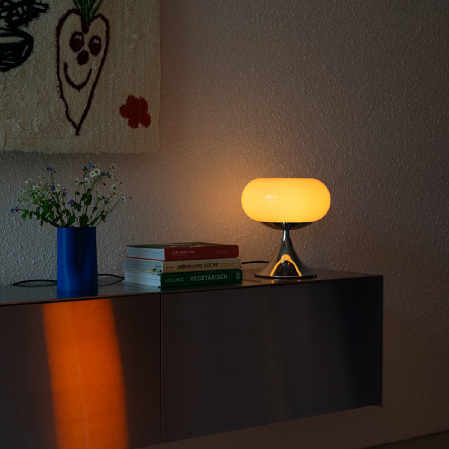 Gelbe Donut Lampe Detailaufnahme – runder Glasschirm im Mid-Century Stil