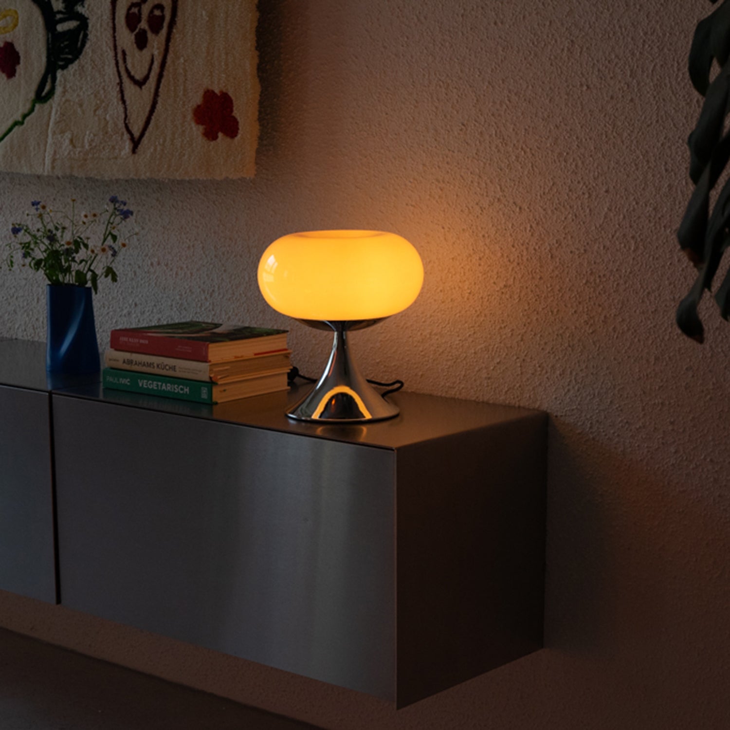 Gelbe Retro Tischlampe von GLOW UP STUDIO – ikonisches 60er Design mit Chromfuß