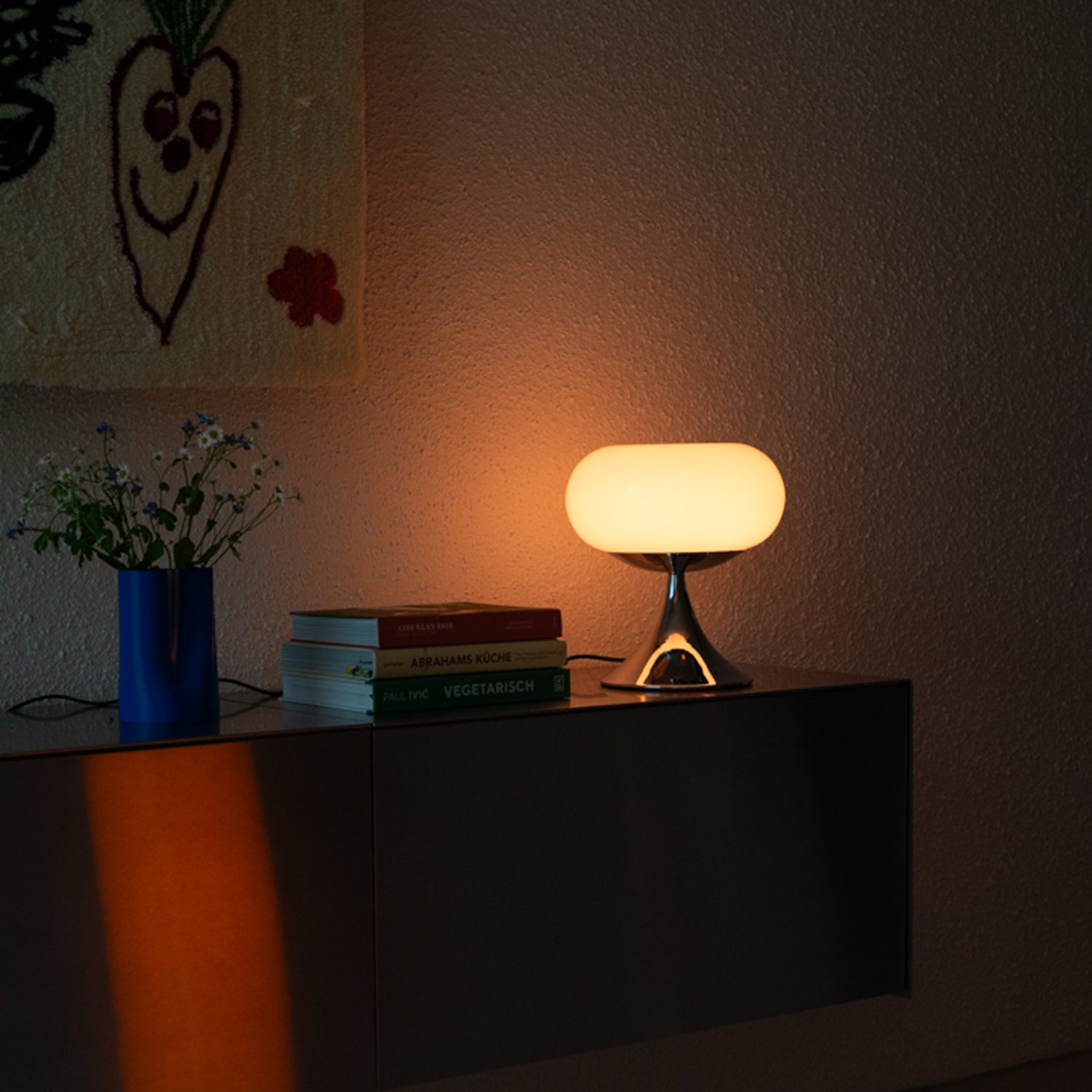 Rosa Donut Lampe Detailansicht – Glasschirm und Chromsockel von GLOW UP STUDIO