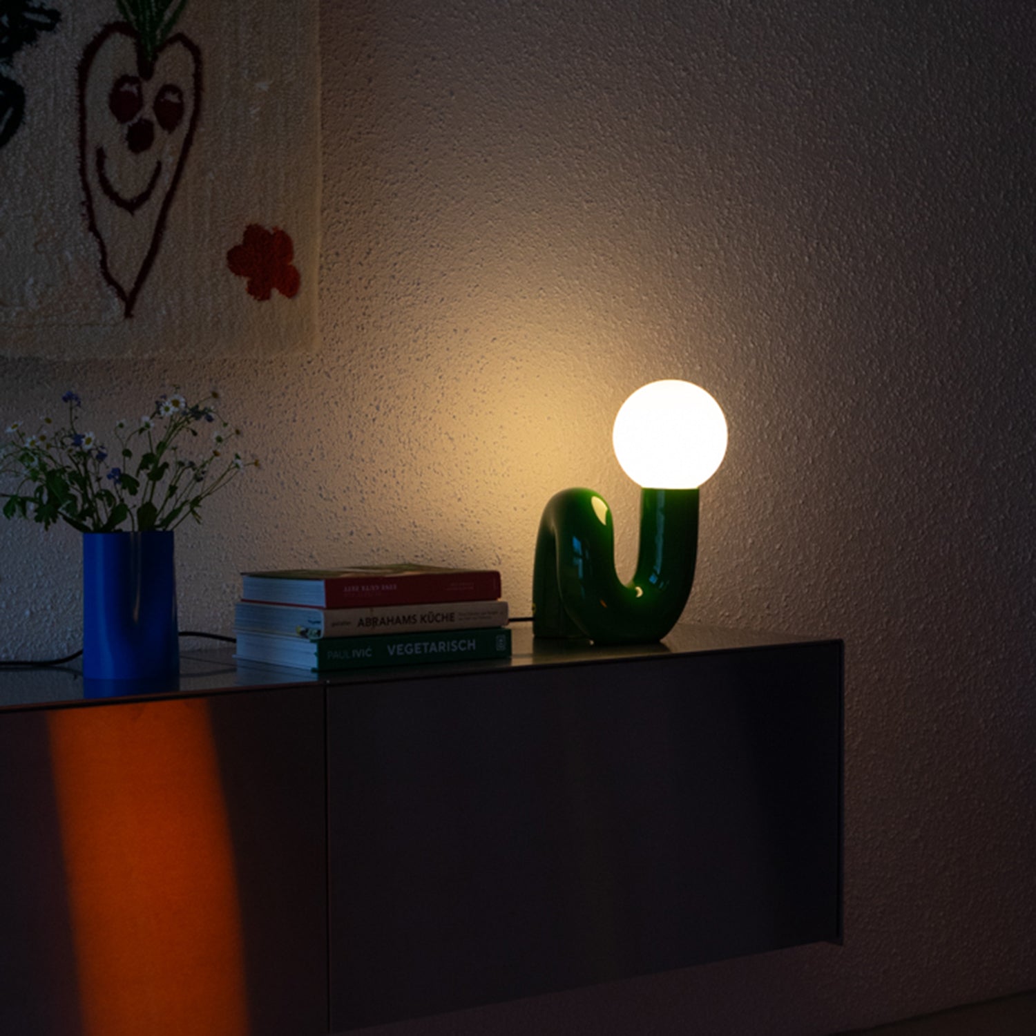 Grüne Snake Lampe leuchtend – dimmbares Stimmungslicht im Mid-Century Design