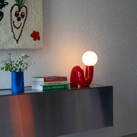 Snake Lampe Rot leuchtend – warmes Stimmungslicht im Mid-Century Wohnambiente