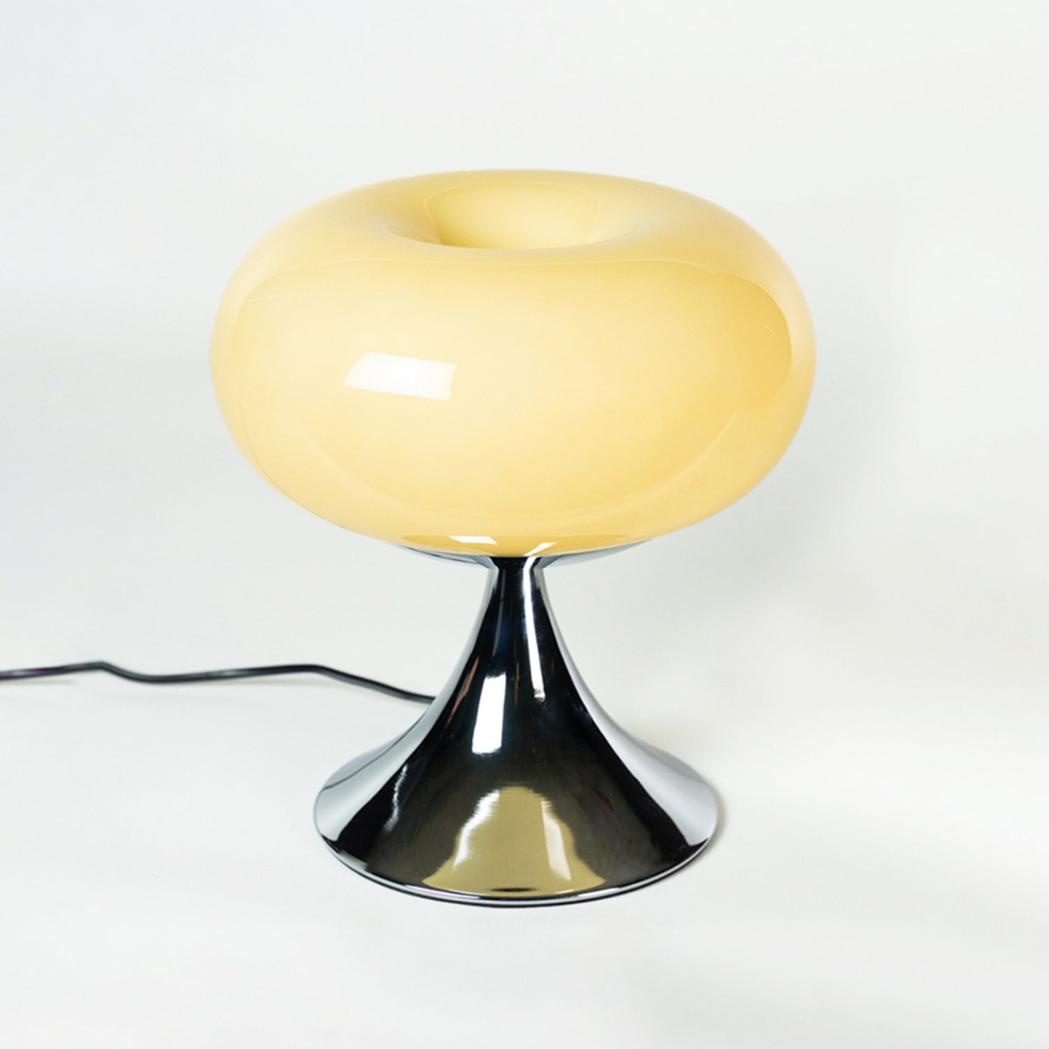 Tischlampe mit Mid-Century-Design – Runde, cremefarbene Glasleuchte mit glänzendem, trompetenförmigem Chromfuß, inspiriert vom Space Age Stil der 60er Jahre. Perfekt als dekorative Nachttischlampe oder Designerlampe für Wohnzimmer.