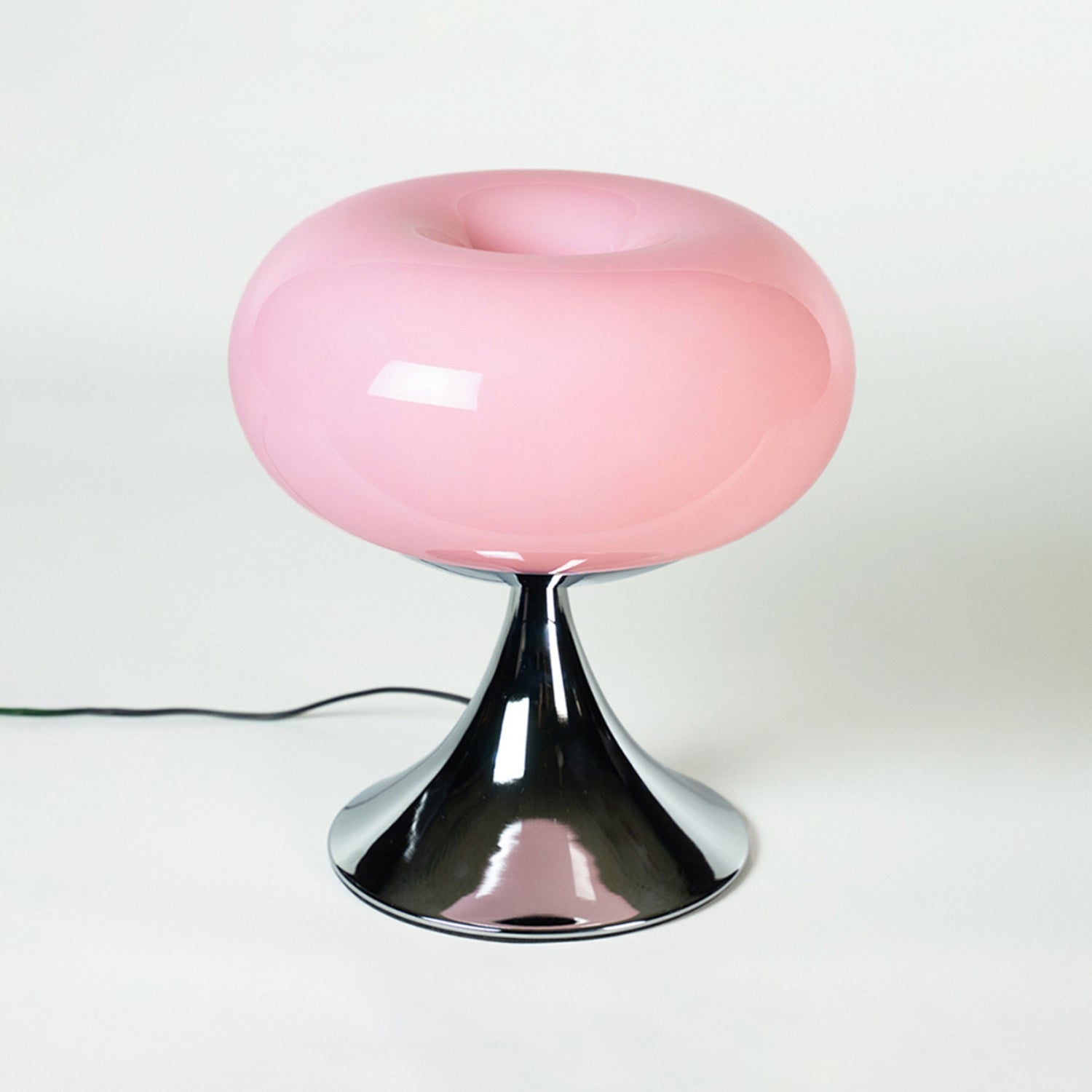 Stilvolle Mid Century Tischlampe mit glänzendem Chromfuß und opalem Glasschirm in sanftem Rosa. Retro-inspirierte Beleuchtung, perfekt für Wohnzimmer, Schlafzimmer oder als dekorative Lichtquelle im skandinavischen Stil.