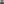        Die cremefarbene Designlampe mit glänzendem Chromfuß steht auf einem minimalistischen Metall-Beistelltisch neben einem grauen Sofa mit strukturiertem Stoff. Ein dunkelblaues Kissen setzt einen Kontrast. Helles Tageslicht fällt durch hohe Fenster mit weißen Vorhängen.