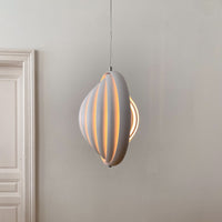 Design Pendelleuchte mit rundem, futuristischem Look und indirektem Licht, das für eine warme Atmosphäre sorgt. Perfekt als Esszimmerlampe oder stilvolle Wohnzimmerbeleuchtung.