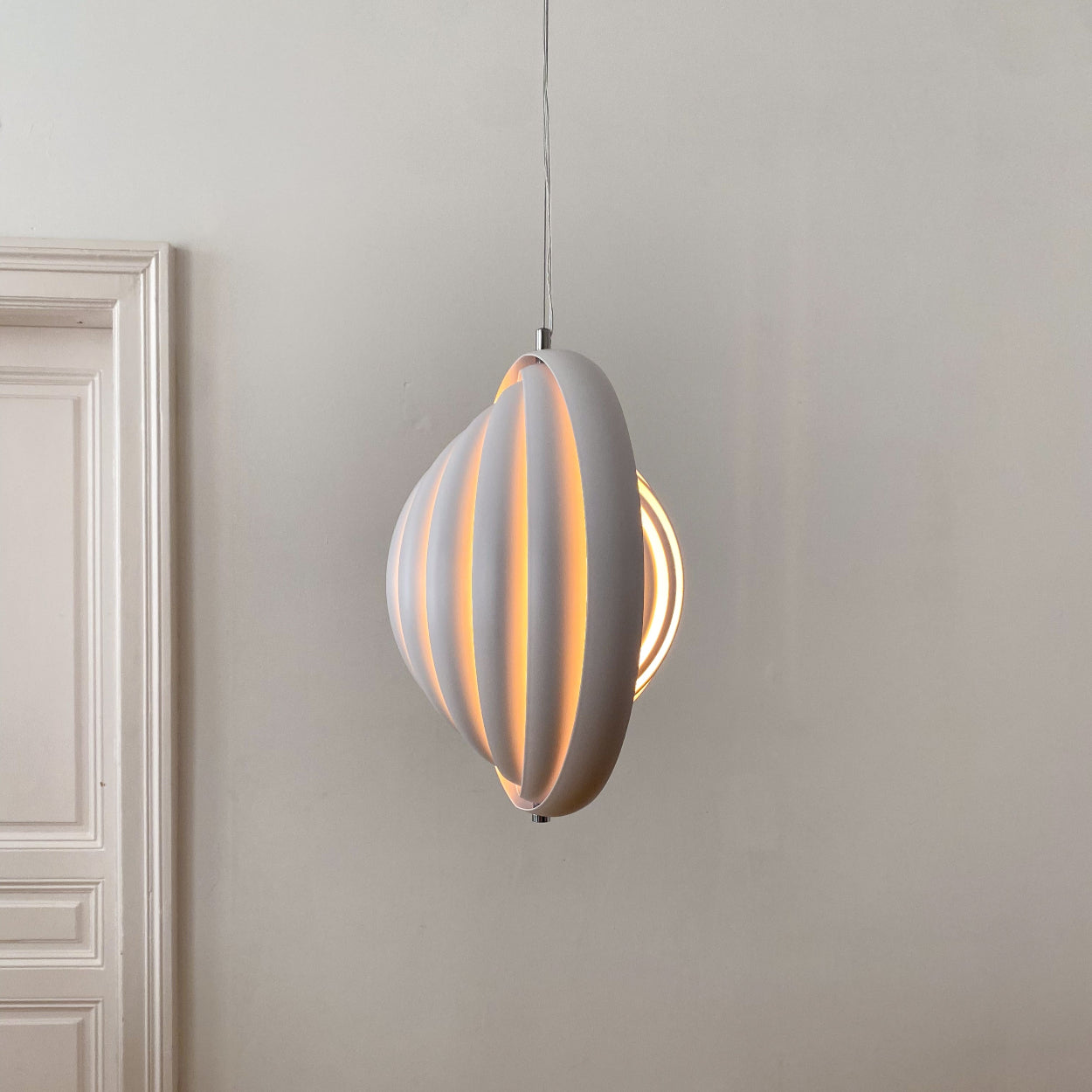 Design Pendelleuchte mit rundem, futuristischem Look und indirektem Licht, das für eine warme Atmosphäre sorgt. Perfekt als Esszimmerlampe oder stilvolle Wohnzimmerbeleuchtung.