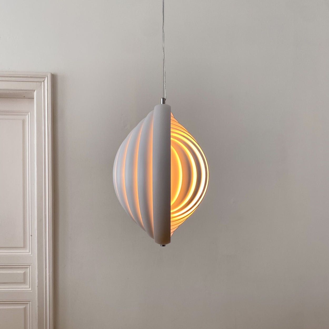 Weiß lackierte Space Age Pendelleuchte mit architektonischer Form, die durch geschichtete Lamellen ein faszinierendes Lichtspiel erzeugt. Ein Highlight für jede Wohnung.