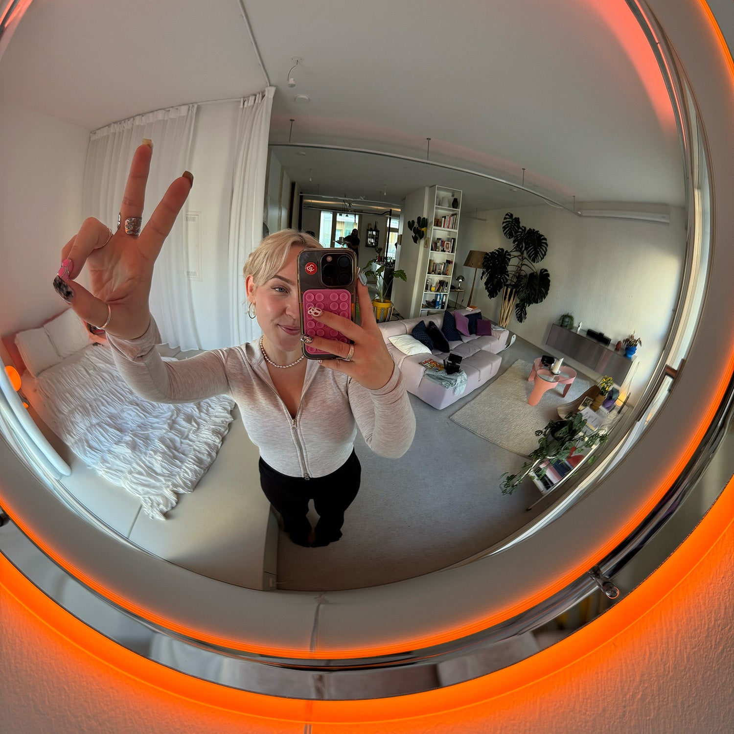 Selfie-Spiegelung im BUBBLE Konvexspiegel mit orangenem Halo-Licht – Weitwinkel-Spiegelung Wohnzimmer
