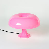 Glänzende Designerlampe in kräftigem Pink mit organischer Form, inspiriert vom 60er-Jahre Stil. Perfekt für Wohnzimmer, Regal oder als stilvolle Nachttischlampe in einer modernen Einrichtung.