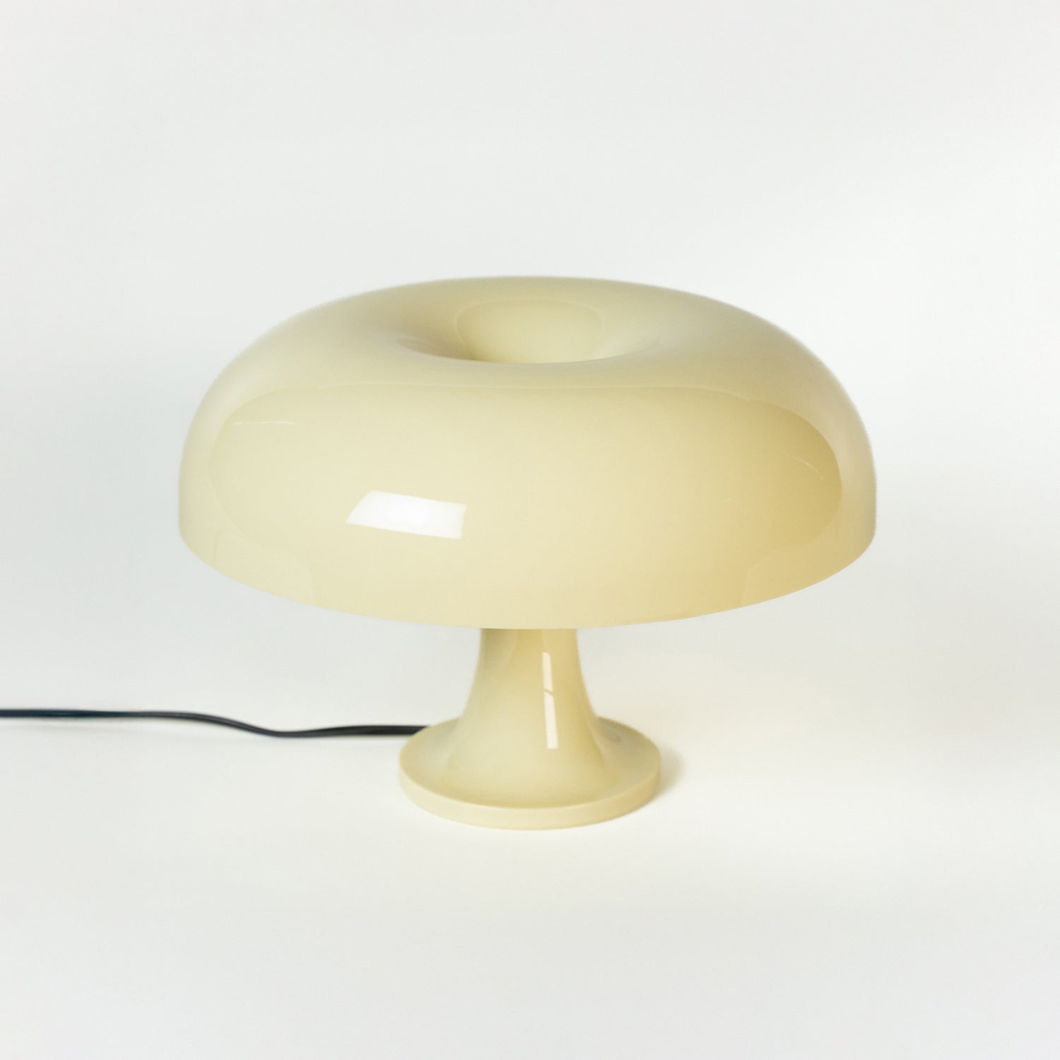 Diese stilvolle Vintage-Tischlampe mit glänzendem Acrylschirm und geschwungener Form verleiht jedem Raum ein warmes Licht. Ihr Space Age Design macht sie zu einer idealen Leuchte für Schlafzimmer, Wohnzimmer oder als dekoratives Nachtlicht.