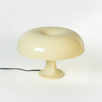 Diese stilvolle Vintage-Tischlampe mit glänzendem Acrylschirm und geschwungener Form verleiht jedem Raum ein warmes Licht. Ihr Space Age Design macht sie zu einer idealen Leuchte für Schlafzimmer, Wohnzimmer oder als dekoratives Nachtlicht.