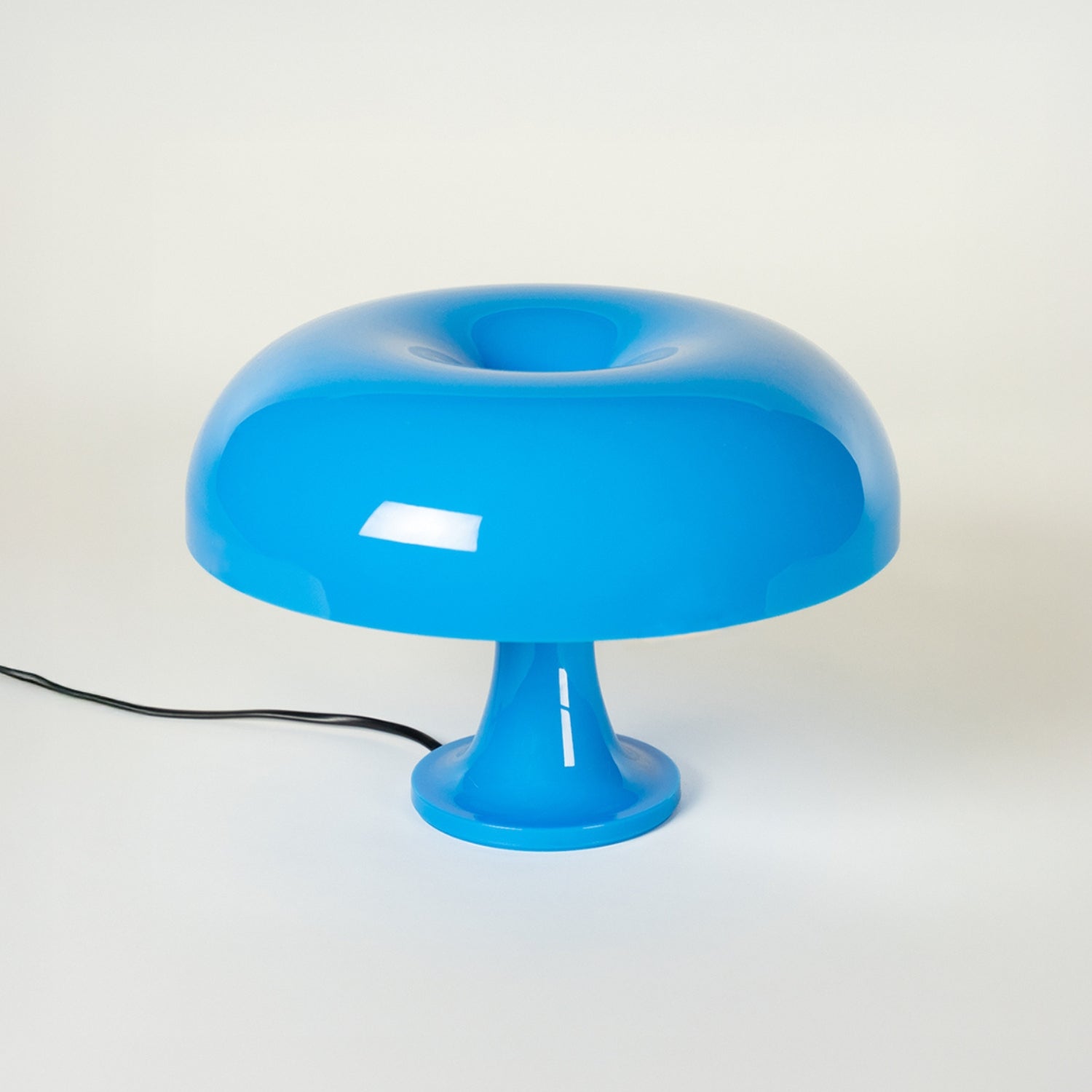 Stilvolle Mid-Century-Tischlampe mit glänzendem blauen Acrylschirm und skulpturalem Fuß. Perfekt als Nachttischlampe oder dekorative Beleuchtung im Wohnzimmer. Modernes Design mit Space Age Charme.