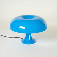 Stilvolle Mid-Century-Tischlampe mit glänzendem blauen Acrylschirm und skulpturalem Fuß. Perfekt als Nachttischlampe oder dekorative Beleuchtung im Wohnzimmer. Modernes Design mit Space Age Charme.