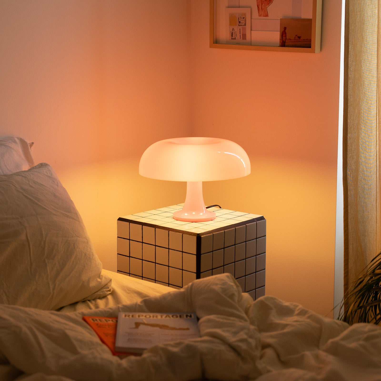 Die pinke Pilzlampe leuchtet in einem warmen, gedimmten Ton und taucht das Schlafzimmer in ein angenehmes, entspanntes Ambiente. Perfekt als stilvolle Nachttischlampe oder sanftes Nachtlicht.