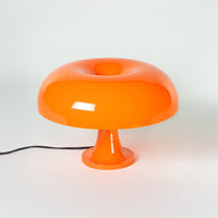 Mushroom Tischlampe mit glänzendem Acrylschirm in kräftigem Orange, inspiriert vom Mid-Century Space Age Design. Perfekt als stilvolle Nachttischlampe, Wohnzimmerleuchte oder dekoratives Statement für moderne Interieurs.