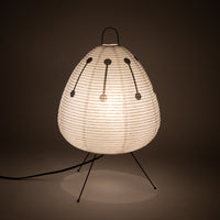Die japanische Papierlampe steht frei im Raum und strahlt ein warmes, weiches Licht aus. Perfekt als dezente Wohnraumbeleuchtung für Wohnzimmer oder Schlafzimmer.