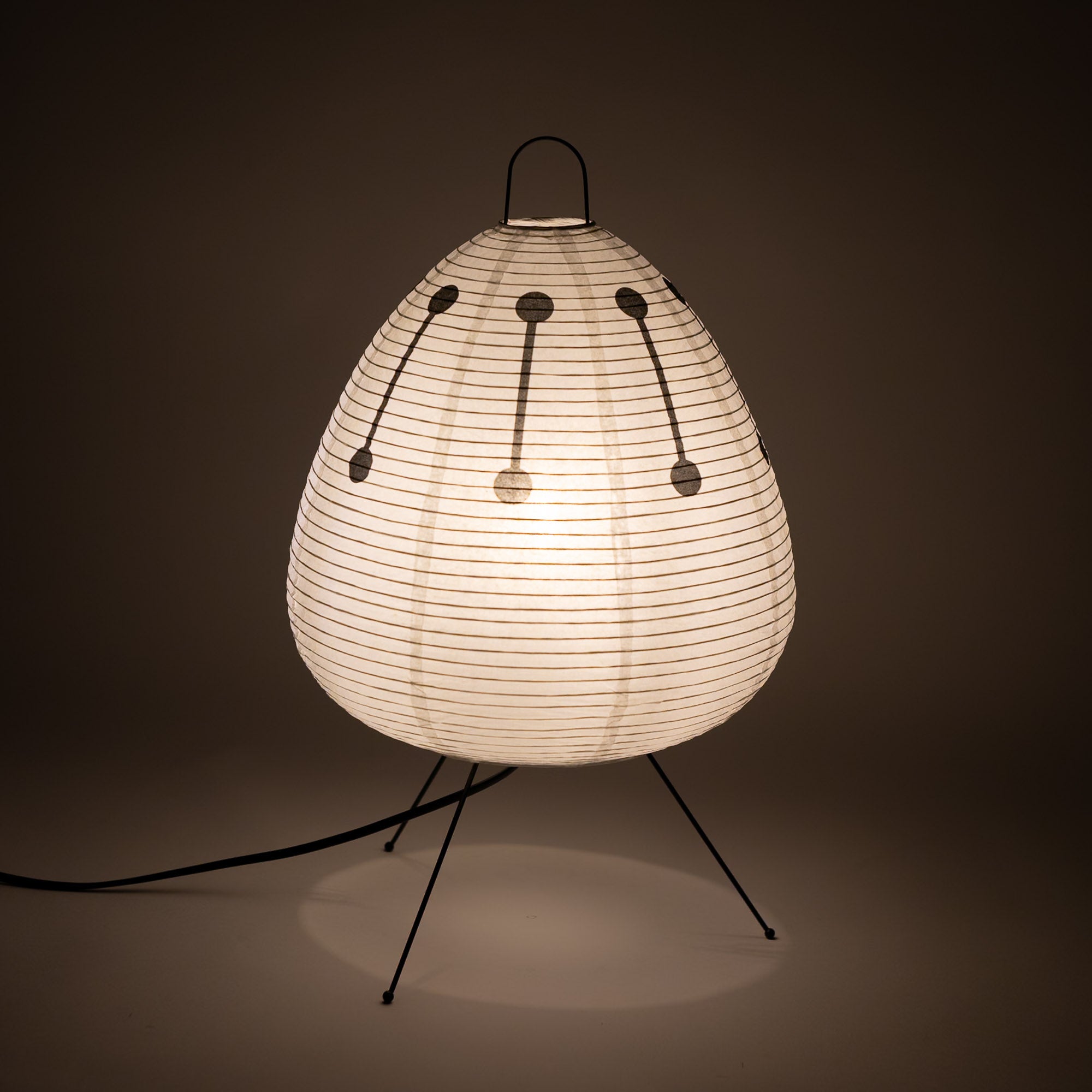 Die japanische Papierlampe steht frei im Raum und strahlt ein warmes, weiches Licht aus. Perfekt als dezente Wohnraumbeleuchtung für Wohnzimmer oder Schlafzimmer.