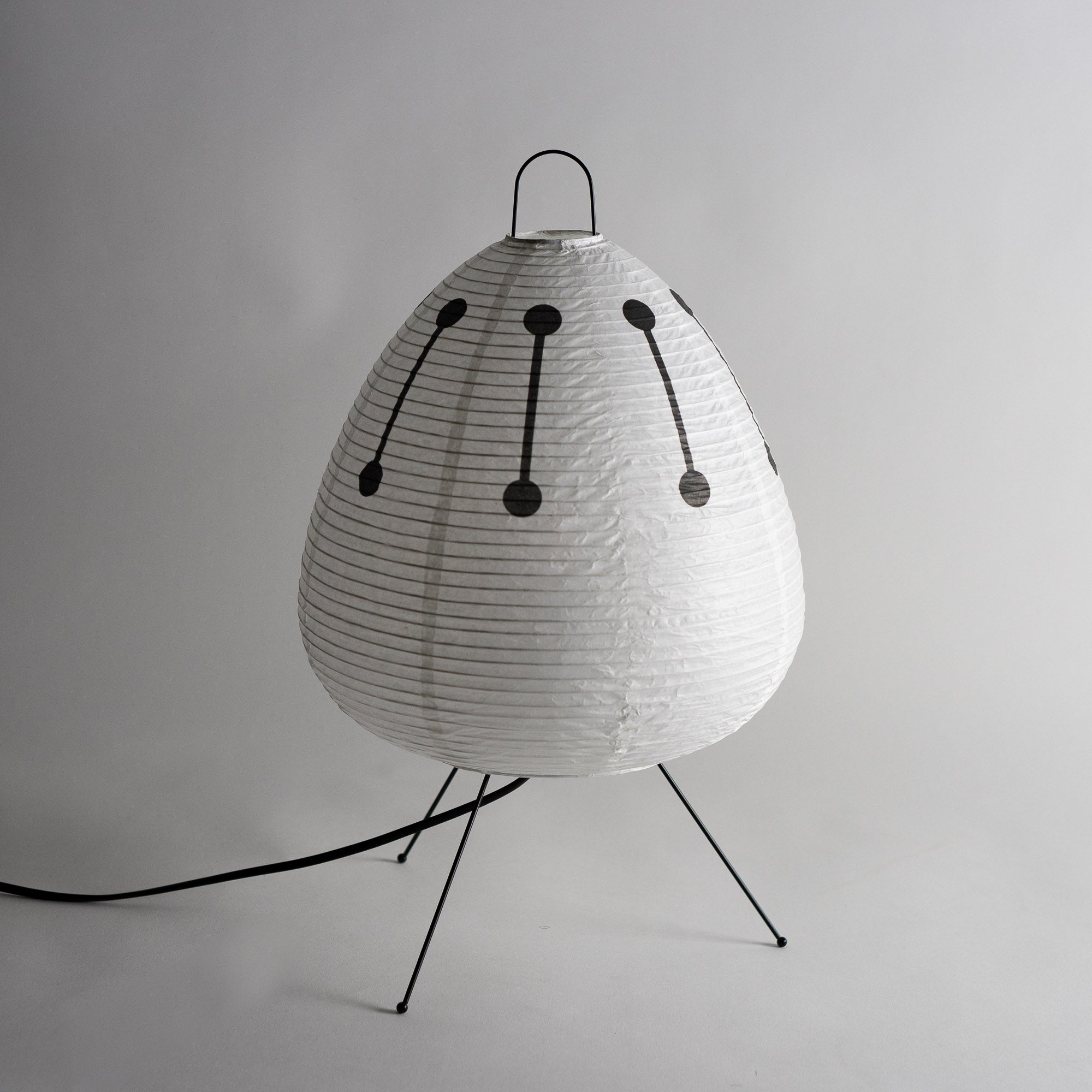 Kleine Papierlampe im japanischen Stil vor weißen Hintergrund fotografiert.