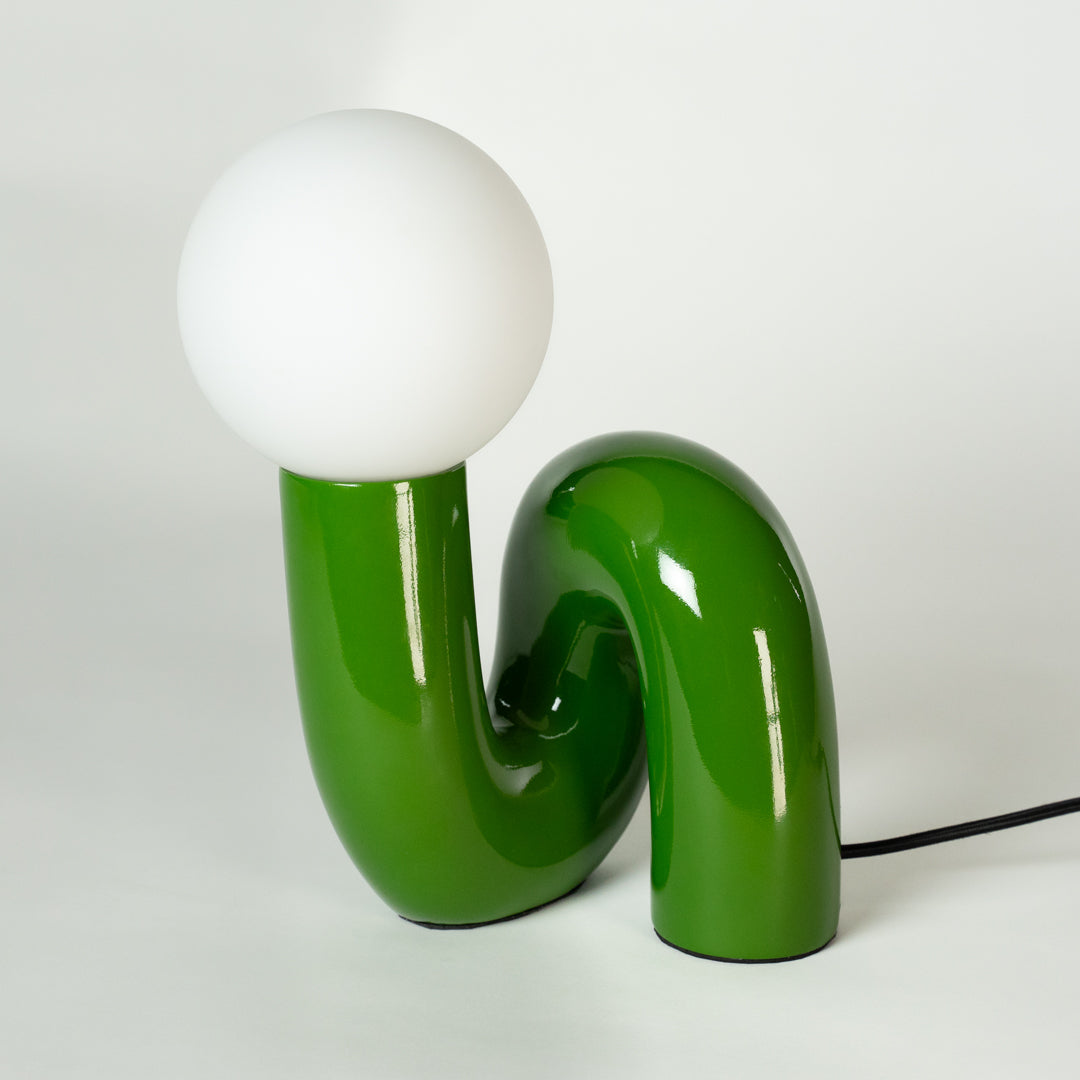 Retro Tischlampe Snake in Grün von GLOW UP STUDIO – organische Designlampe mit weißem Kugel-Leuchtkopf im Space Age Stil, freigestellt vor weißem Hintergrund