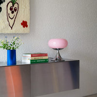 Donut Lampe Rosa im 70er Lifestyle-Setting – Retro Tischlampe mit schwarzem Textilkabel