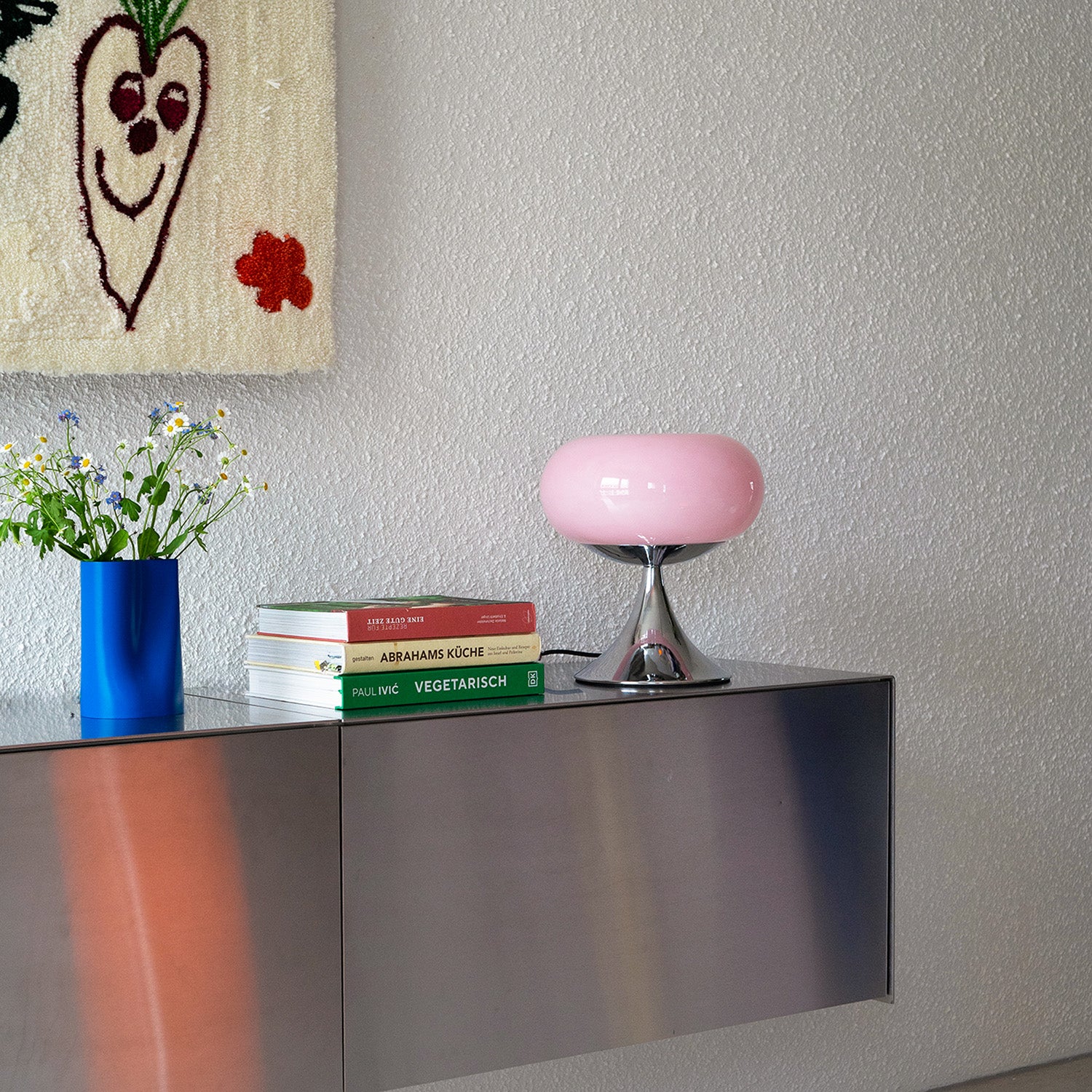 Donut Lampe Rosa im 70er Lifestyle-Setting – Retro Tischlampe mit schwarzem Textilkabel