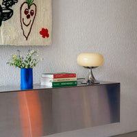 Donut Lampe Gelb im 70er Lifestyle-Setting – Retro Tischlampe auf Chrome Sideboard