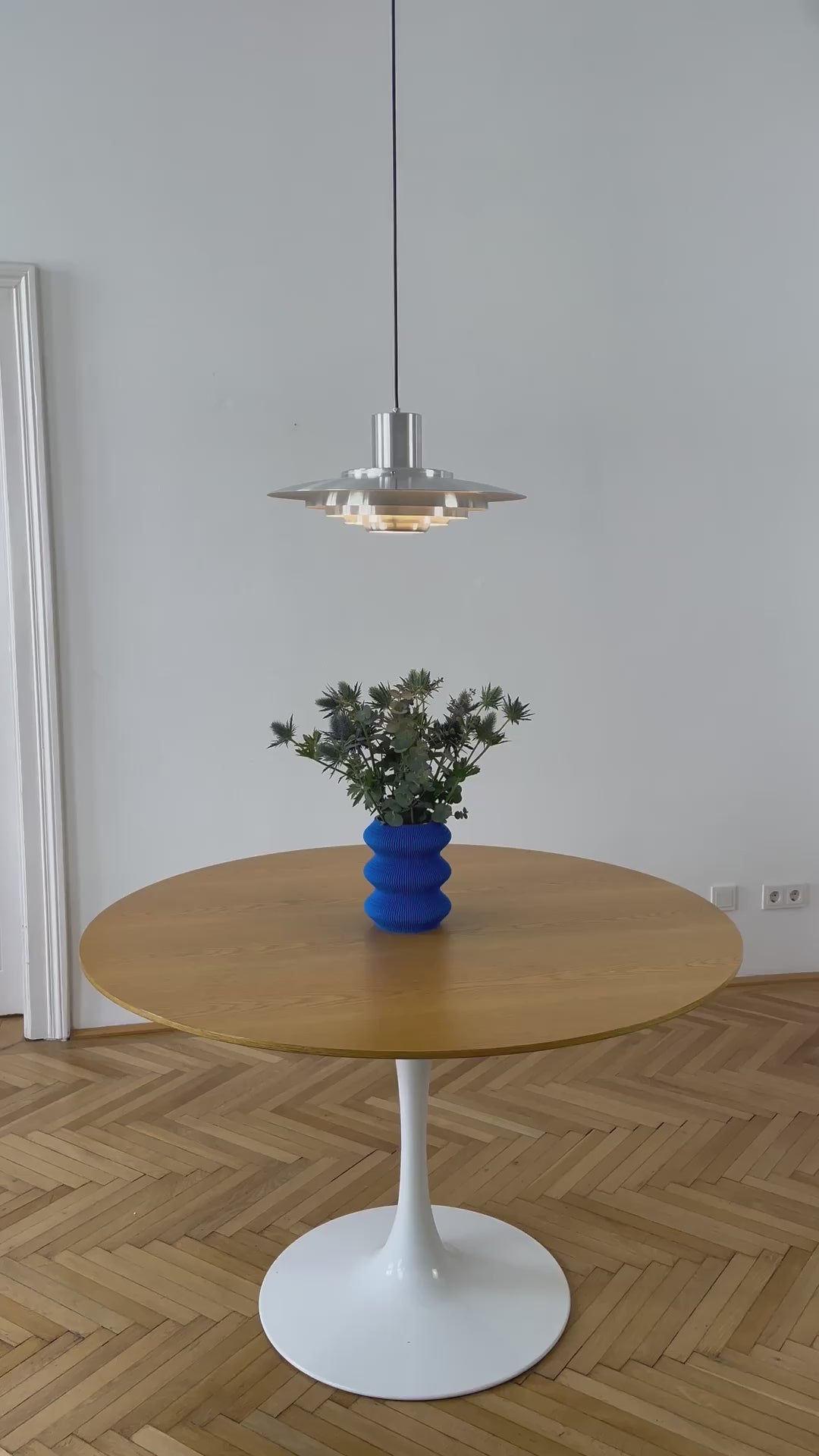 Hängelampe im Space Age Design aus gebürstetem Metall mit gestuften, runden Schirmen. Die Lampe erzeugt warmes, indirektes Licht und kombiniert skandinavischen Stil mit Mid-Century-Ästhetik. Perfekt über dem runden Esstisch platziert in einer Altbau Wohnung. 