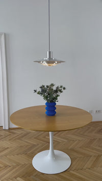 Hängelampe im Space Age Design aus gebürstetem Metall mit gestuften, runden Schirmen. Die Lampe erzeugt warmes, indirektes Licht und kombiniert skandinavischen Stil mit Mid-Century-Ästhetik. Perfekt über dem runden Esstisch platziert in einer Altbau Wohnung. 