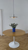 Hängelampe im Space Age Design aus gebürstetem Metall mit gestuften, runden Schirmen. Die Lampe erzeugt warmes, indirektes Licht und kombiniert skandinavischen Stil mit Mid-Century-Ästhetik. Perfekt über dem runden Esstisch platziert in einer Altbau Wohnung. 