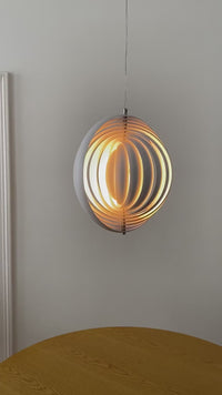 Moderne skulpturale Pendelleuchte in Weiß mit symmetrischen Lamellen, die ein warmes Licht ausstrahlen. Perfekt für Esszimmer oder Wohnzimmer im Mid-Century- und Bauhaus-Stil.