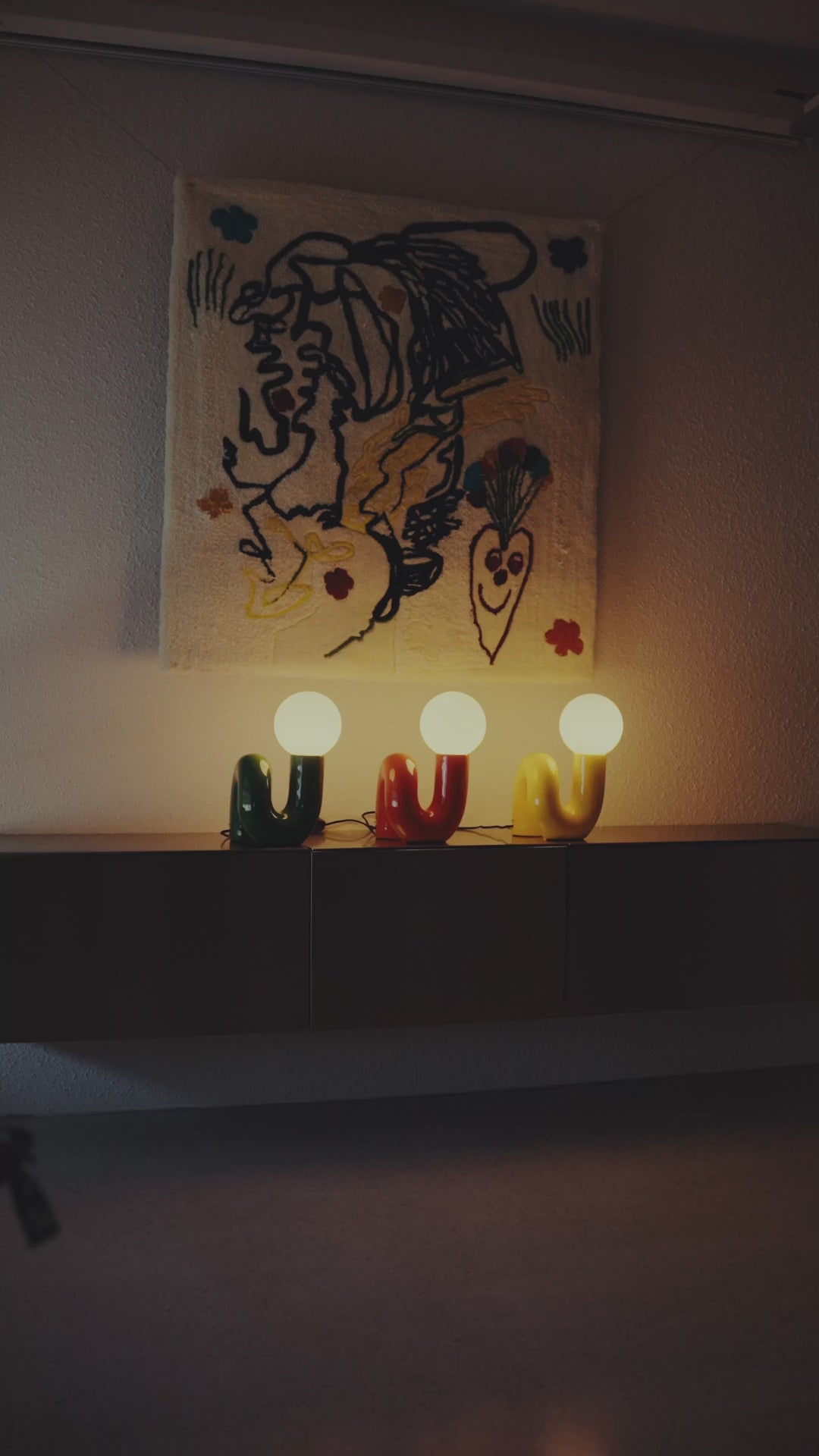 Snake Lampe in Rot, Grün und Gelb im Einsatz – skulpturale 70er-Form in verschiedenen Wohnräumen, von cozy Leseecke bis modernem Designerloft | GLOW UP STUDIO
