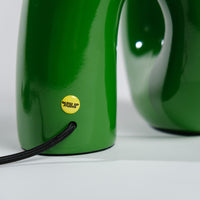 Detailaufnahme der Snake Lampe Grün mit glänzender Oberfläche und Kabelanschluss.